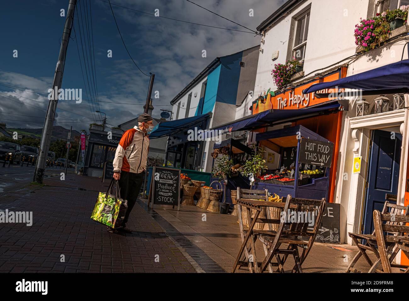La vie quotidienne. Homme senior qui prend des décisions difficiles en regardant l'épicerie de rue. Banque D'Images