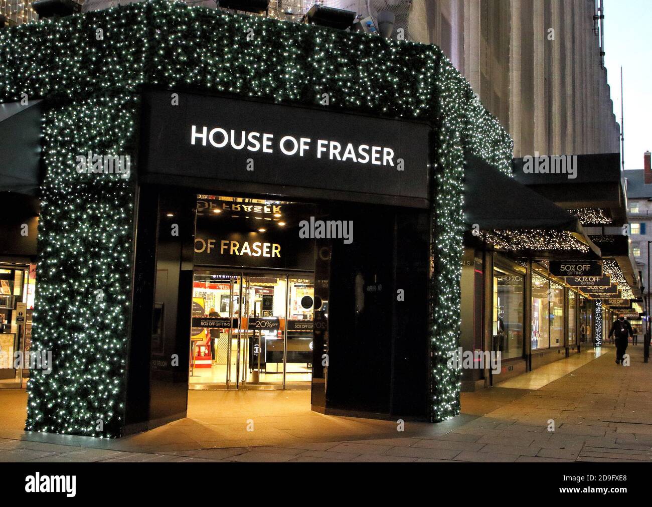 Le grand magasin House of Fraser décoré de lumières de Noël dans son magasin phare d'Oxford Street.le magasin House of Fraser d'Oxford Street s'est allumé pour Noël, malgré la fermeture de tous les magasins de détail non essentiels pendant les quatre prochaines semaines. Banque D'Images