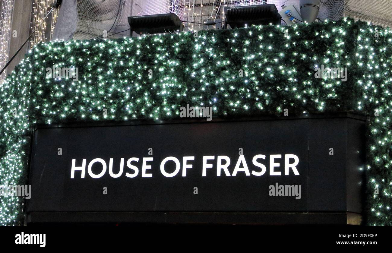 La marque House of Fraser est entourée de lumières de Noël dans leur magasin phare d'Oxford Street.le magasin du département House of Fraser d'Oxford Street s'est allumé pour Noël, malgré la fermeture de tous les magasins de détail non essentiels pour les quatre prochaines semaines. Banque D'Images