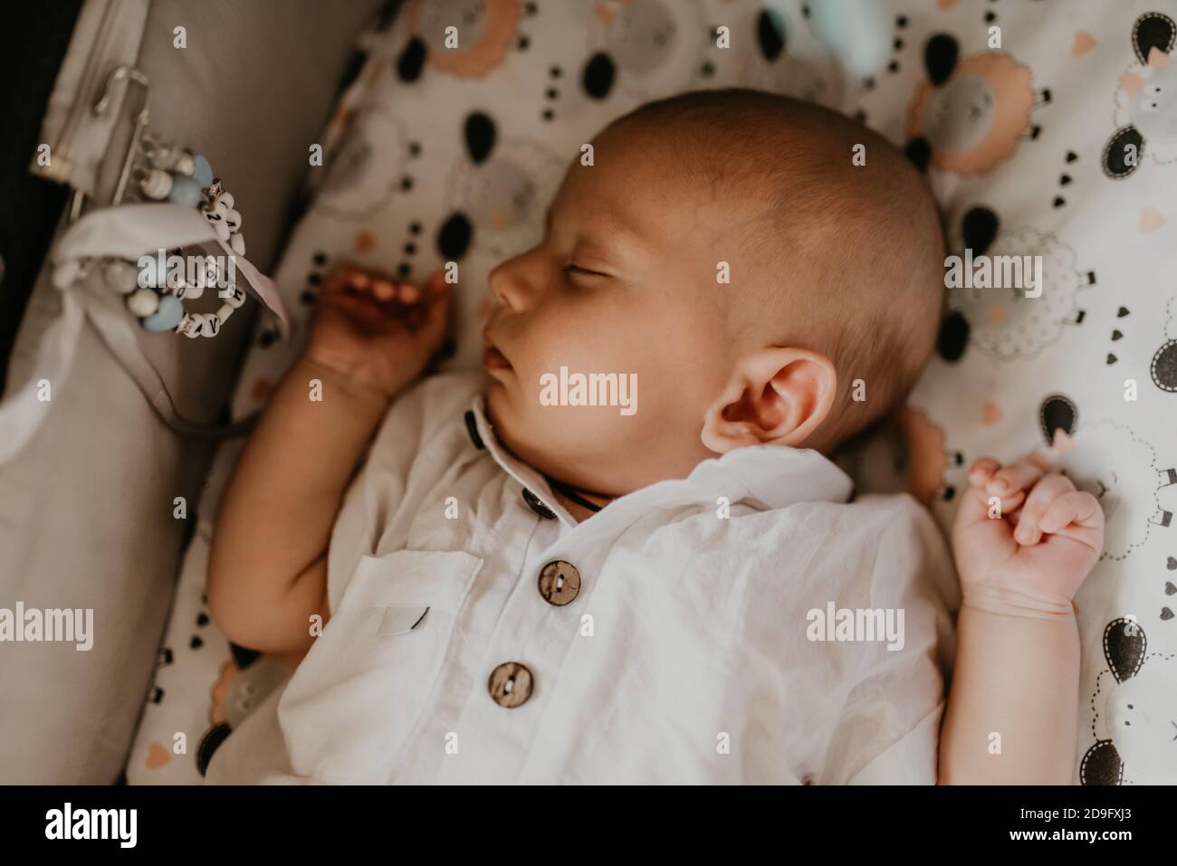 Enfant Nouveau Ne Bebe Garcon Endormi Dans Un Berceau Photo Stock Alamy