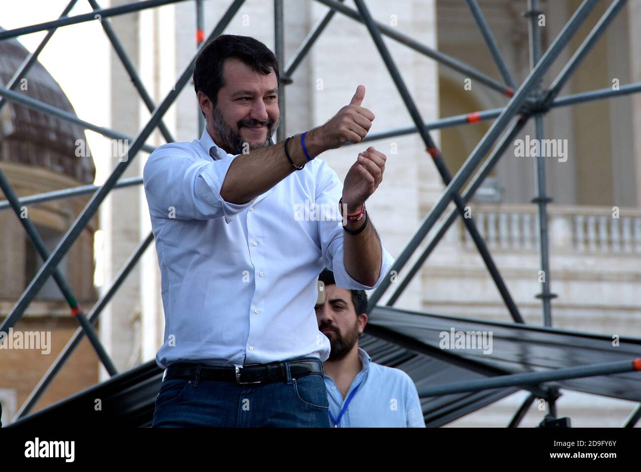 Matteo Salvini, chef de la partie Lega, accueille le public lors de l'événement « fierté italienne » sur la Piazza San Giovanni, qui réunit les partis de droite italiens Lega, Fratelli d'Italia et Forza Italia. Banque D'Images