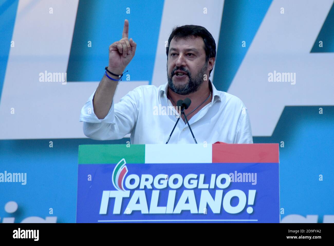 Matteo Salvini, chef de la partie Lega, s'exprimant sur scène lors de l'événement « fierté italienne » sur la Piazza San Giovanni, qui réunit les partis de droite italiens Lega, Fratelli d'Italia et Forza Italia. Banque D'Images