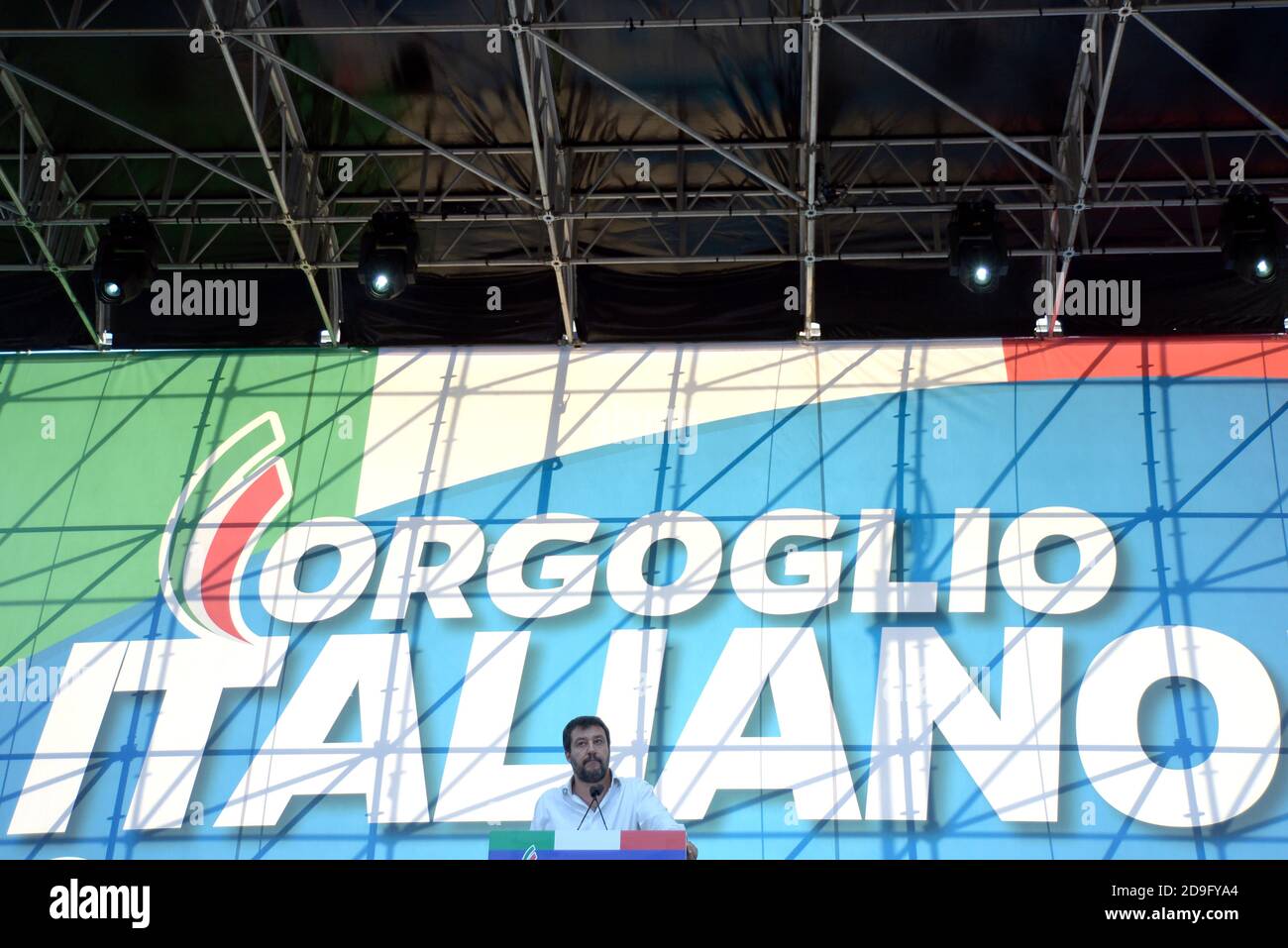 Matteo Salvini, chef de la partie Lega, s'exprimant sur scène lors de l'événement « fierté italienne » sur la Piazza San Giovanni, qui réunit les partis de droite italiens Lega, Fratelli d'Italia et Forza Italia. Banque D'Images