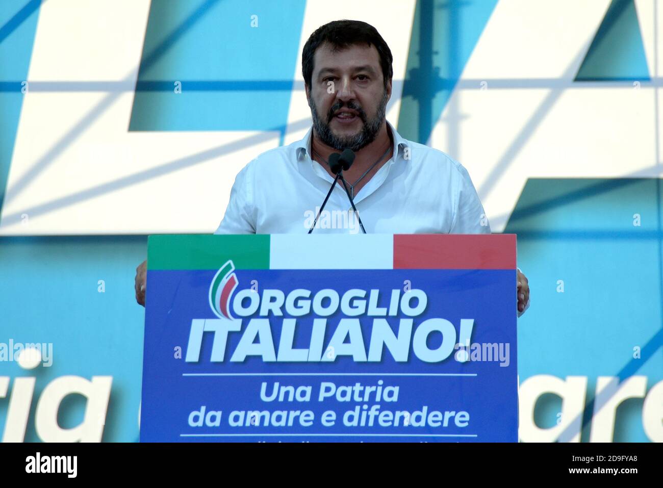 Matteo Salvini, chef de la partie Lega, s'exprimant sur scène lors de l'événement « fierté italienne » sur la Piazza San Giovanni, qui réunit les partis de droite italiens Lega, Fratelli d'Italia et Forza Italia. Banque D'Images