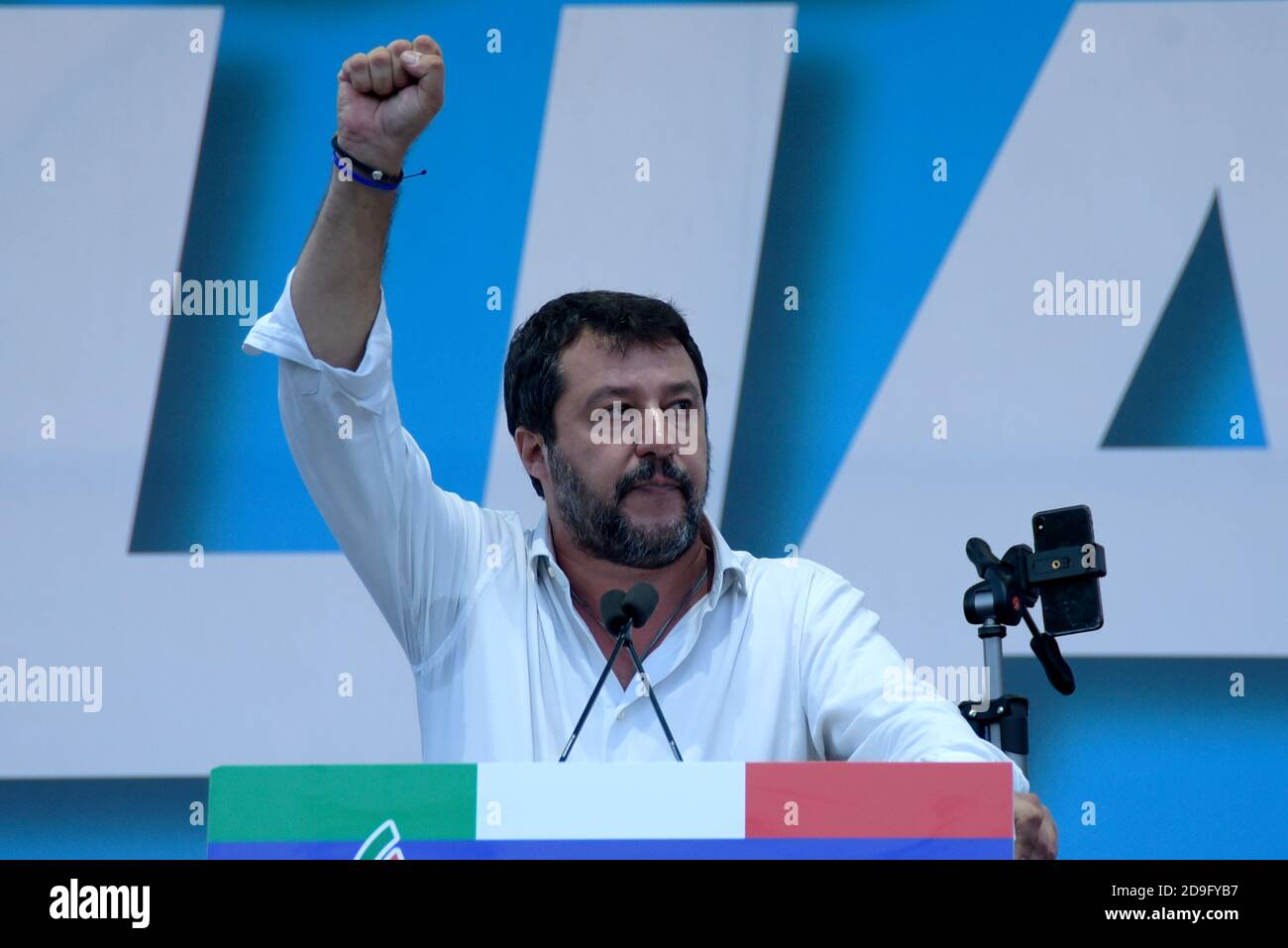 Matteo Salvini, chef de la partie Lega, s'exprimant sur scène lors de l'événement « fierté italienne » sur la Piazza San Giovanni, qui réunit les partis de droite italiens Lega, Fratelli d'Italia et Forza Italia. Banque D'Images
