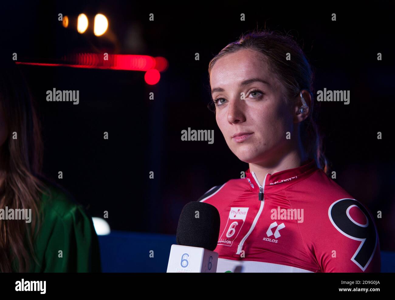Elinor Barker attend d'être interviewé. Les cavaliers participaient au championnat de six jours de course à Lee Valley Velodrome, Londres Banque D'Images