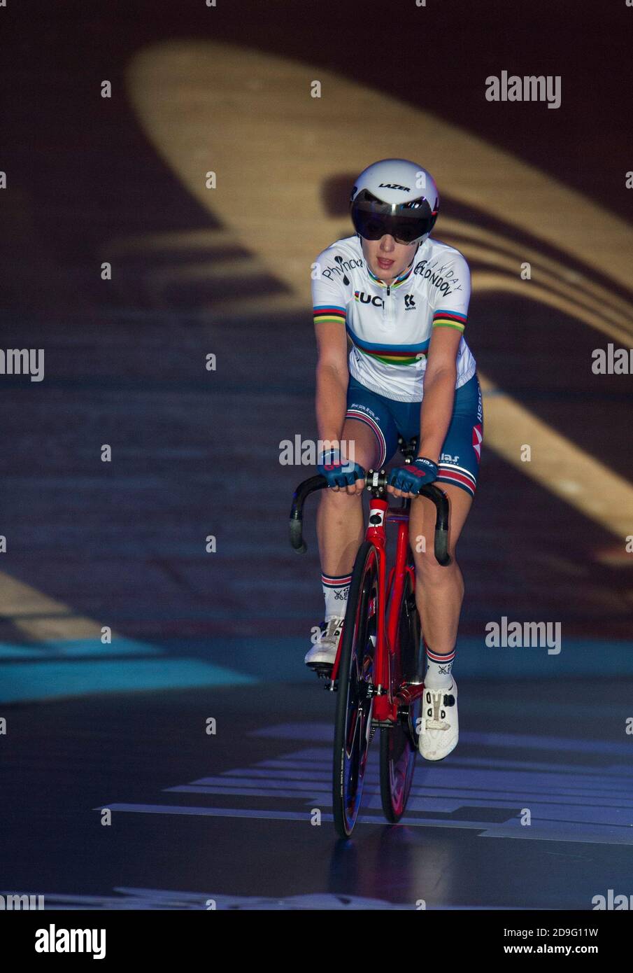 Elinor Barker portant ses points de course des groupes arc-en-ciel de champion du monde. Les cavaliers participaient au championnat de six jours de course à Lee Valley Velodrome, Londres Banque D'Images