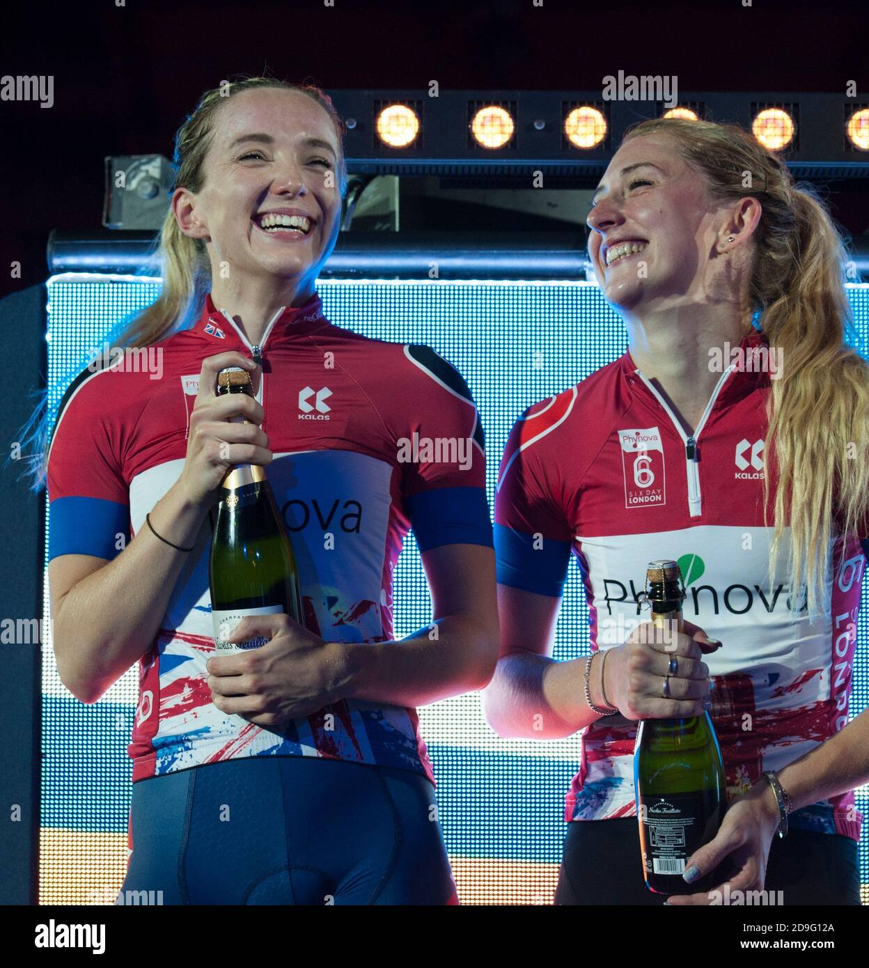 Elinor Barker et Laura Kenny Celbrate arrivent en deuxième place à six Day Londres. Les cavaliers participaient au championnat de six jours de course à Lee Valley Velodrome, Londres Banque D'Images