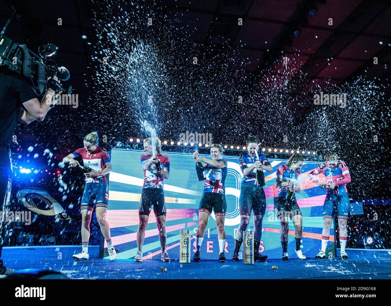 Katie Archibald et Neah Evans ont dirigé une équipe un-deux-trois pour la Grande-Bretagne alors qu'ils ont gagné la réunion de six jours à Londres. Elinor Barker et Laura Kenny ont terminé deuxième, tandis qu'Emily Nelson et Manon Lloyd sont arrivés troisième. Les cavaliers participaient au championnat de six jours de course à Lee Valley Velodrome, Londres Banque D'Images