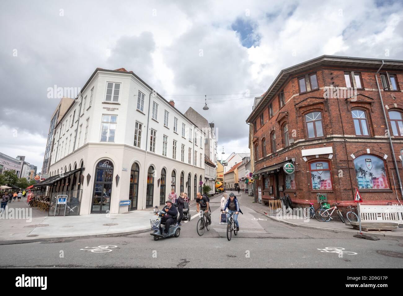 Cyclistes sur Mindebrogade à Aarhus, Danemark Banque D'Images