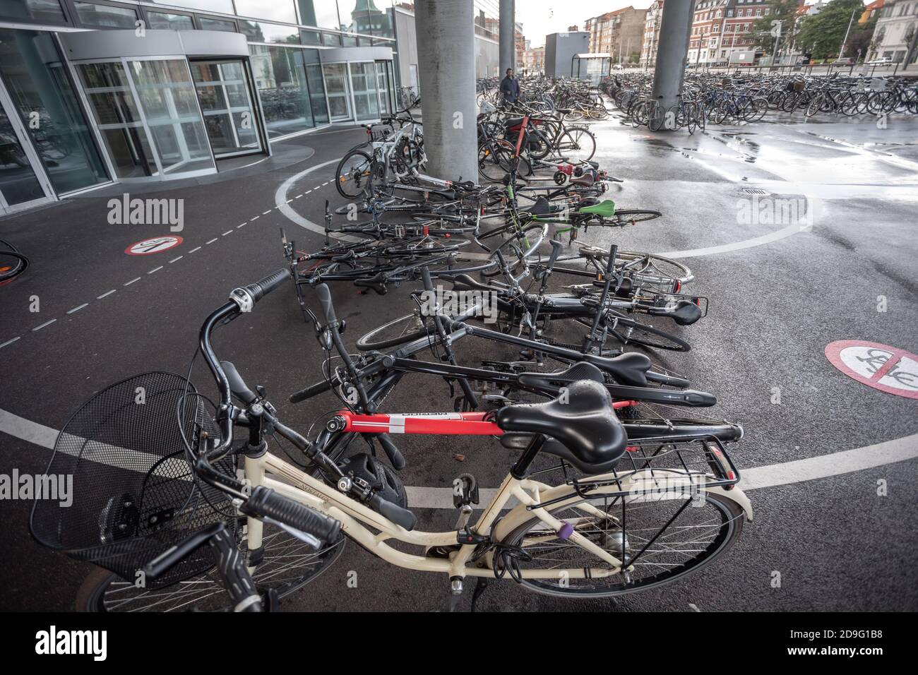Les bicyclettes ont été rentournées au sol en raison du vent fort Aarhus, Danemark Banque D'Images