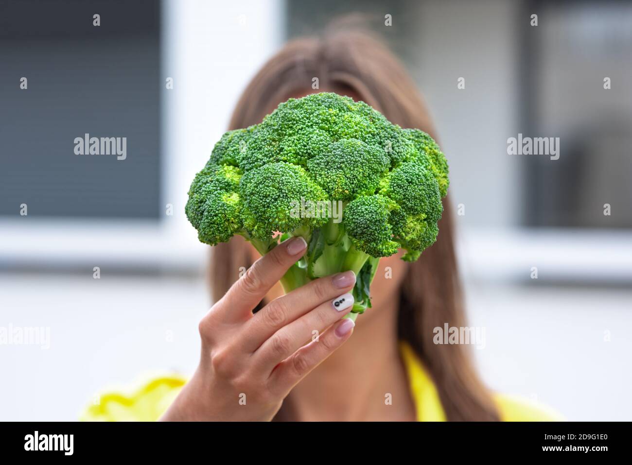 Femme tenant le brocoli dans les mains. Concept alimentaire sain de détox propre basé sur des plantes Banque D'Images