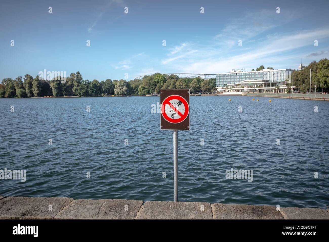 Pas de panneau d'alimentation de poissons ou de canards sur le lac Maschsee à Hanovre, en Allemagne Banque D'Images