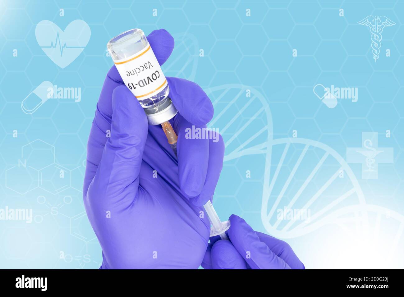 Mains d'un médecin ou d'une infirmière remplissant une seringue avec Le vaccin de Covid-19 Banque D'Images