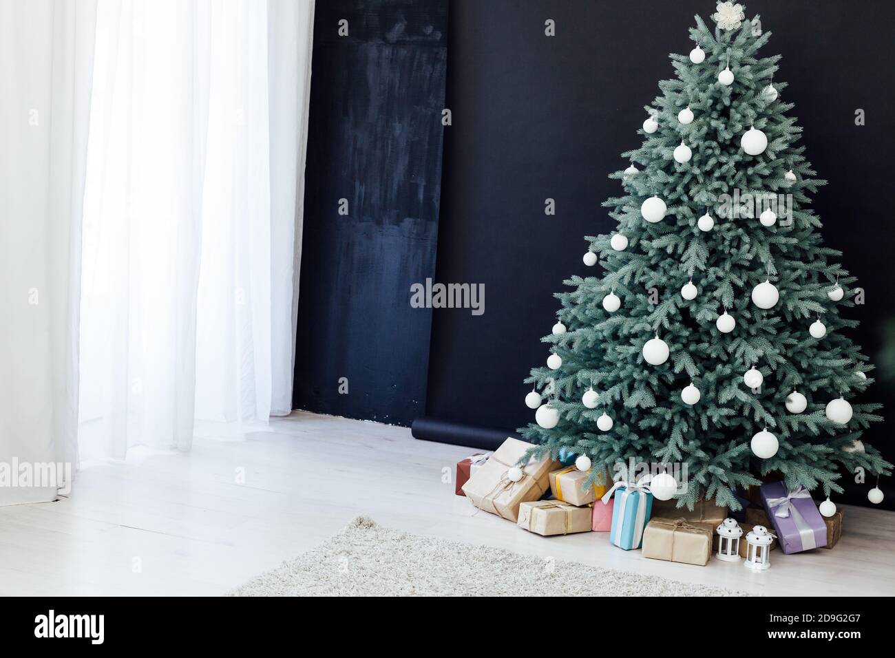 Décoration de Noël dans la chambre du Père Noël avec arbre de Noël, drapeau finlandais Photo