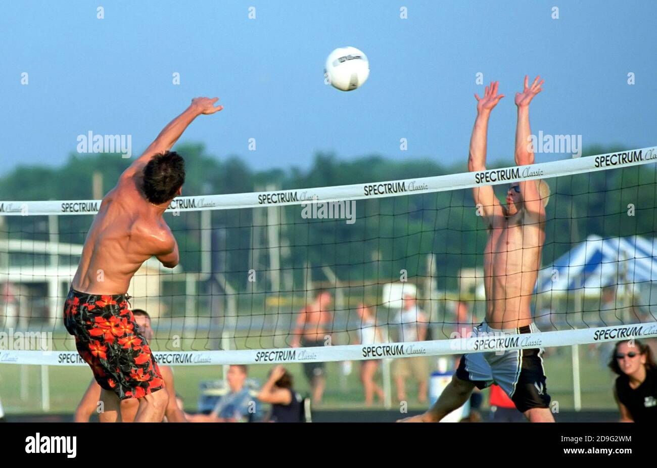 Sports de volley-ball avec des équipes de 4 personnes, hommes, femmes et collègues Banque D'Images