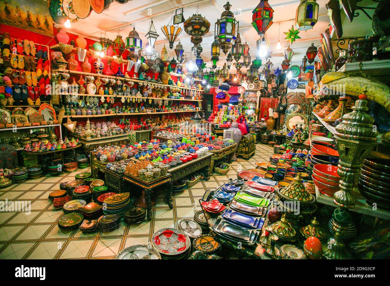 Boutique de souvenirs, Souk de Marrakech, Maroc. Banque D'Images