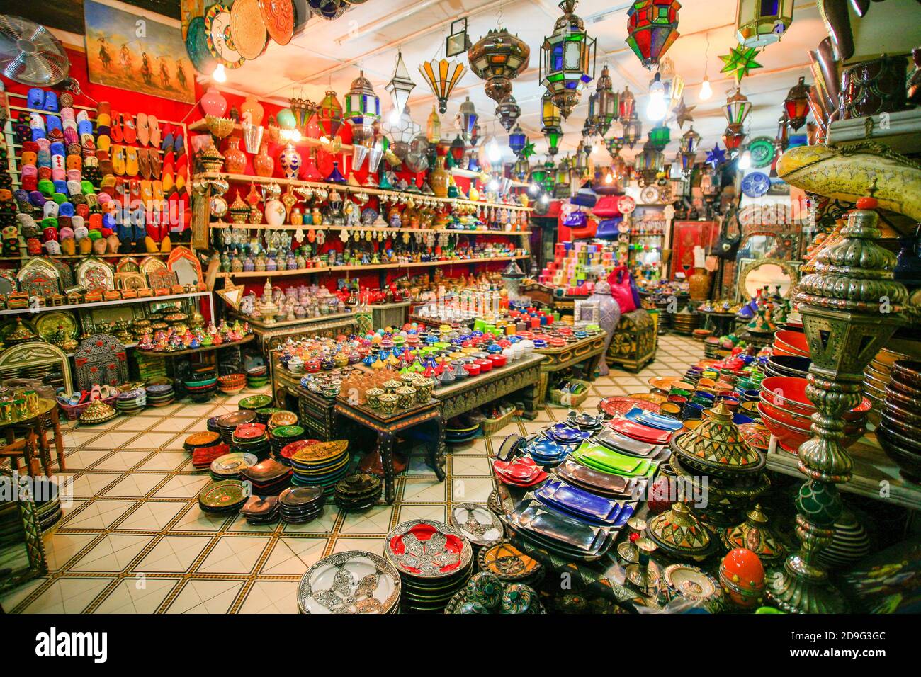Boutique de souvenirs, Souk de Marrakech, Maroc. Banque D'Images