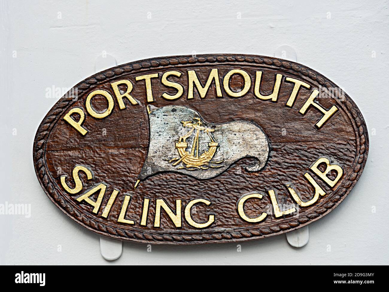 Plaque à côté de l'entrée du club de voile de Portsmouth, l'ancien Consulat, 21 Bath Square, Old Portsmouth, Portsmouth PO1 2JL Banque D'Images