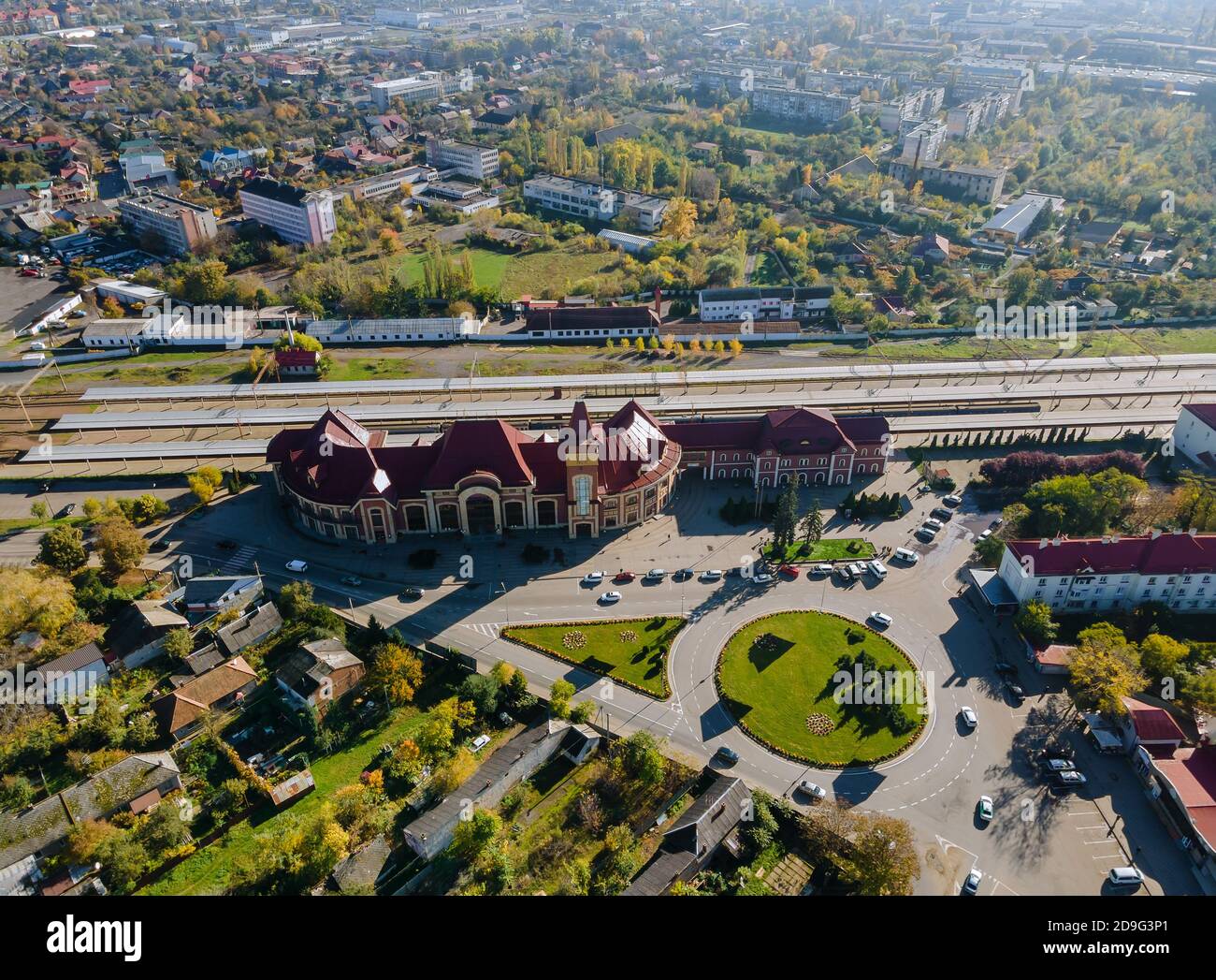 Vue aérienne de drone en ville sur la gare d'Uzhgorod À Zakarpattya UKRAINE Banque D'Images