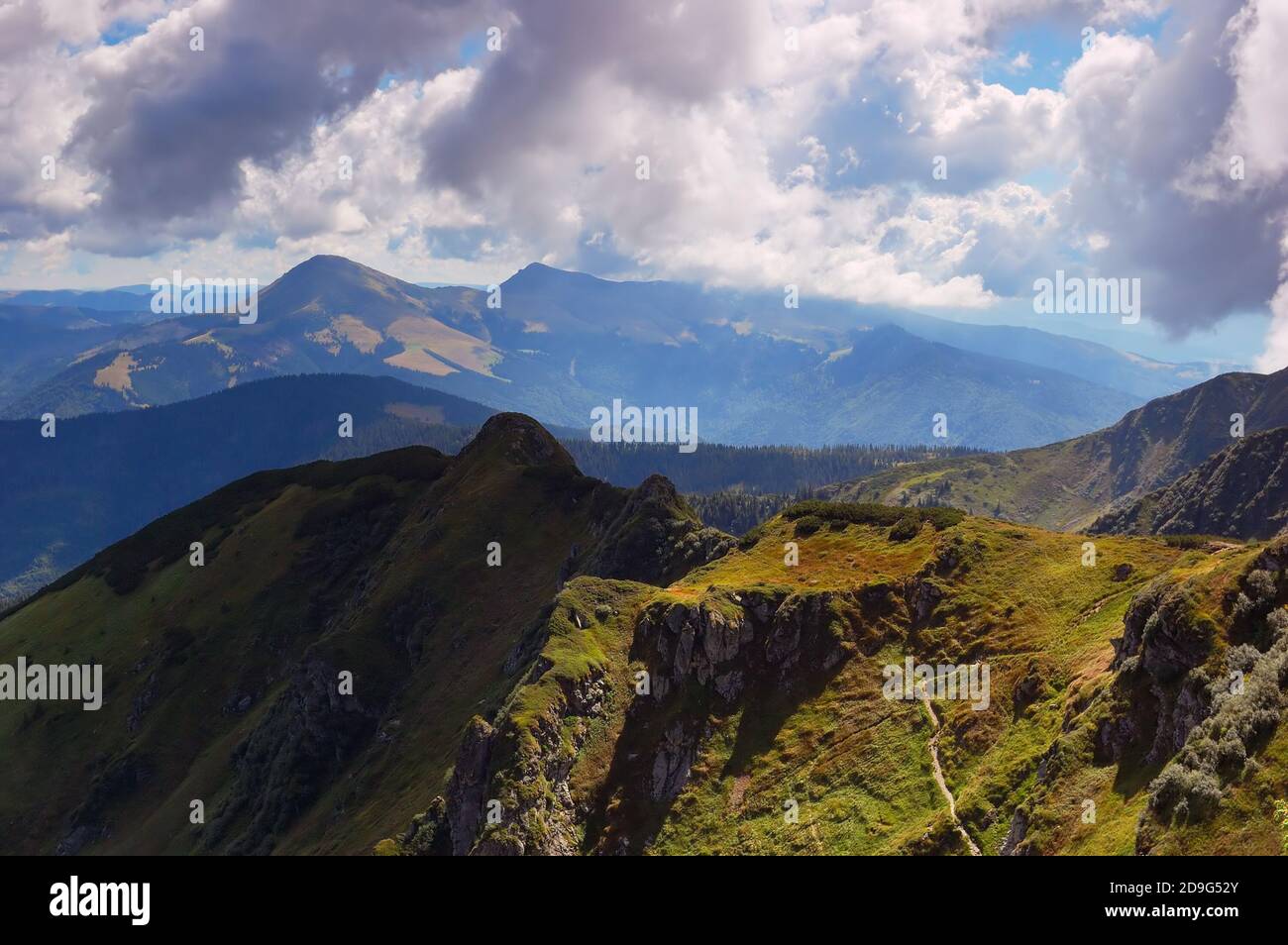 Nuages sur les montagnes. Paysage d'été Banque D'Images