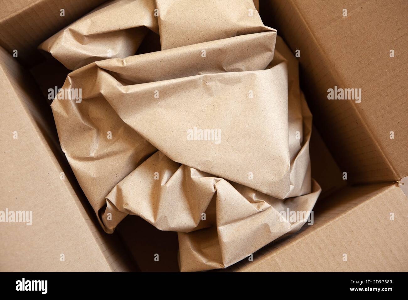 Emballage froissé papier brun en ouvert après livraison boîte carton.  Horizontale. Livraison, écologie, sans plastique, concept de dépassement de  ressources. Plat Photo Stock - Alamy