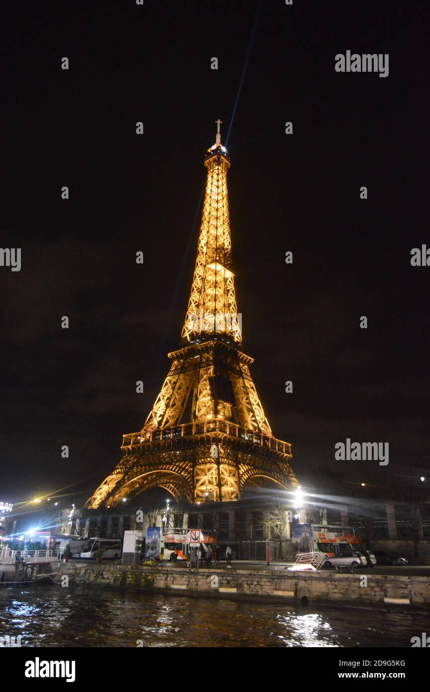Tour Eiffel illuminée la nuit à Paris France prises à partir de la Sienne river Banque D'Images