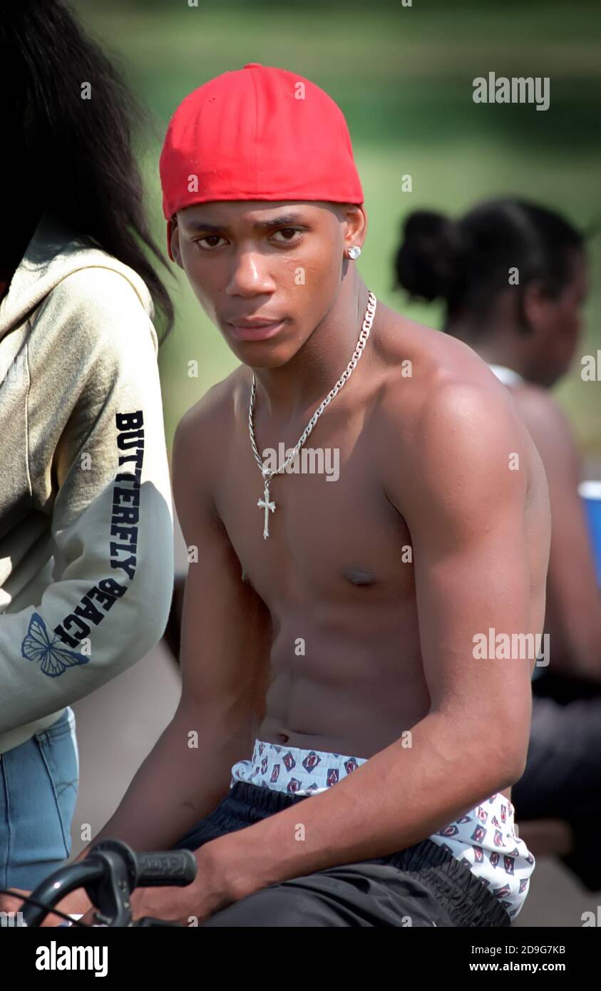 Portrait d'un homme afro-américain noir à capuchon rouge Banque D'Images