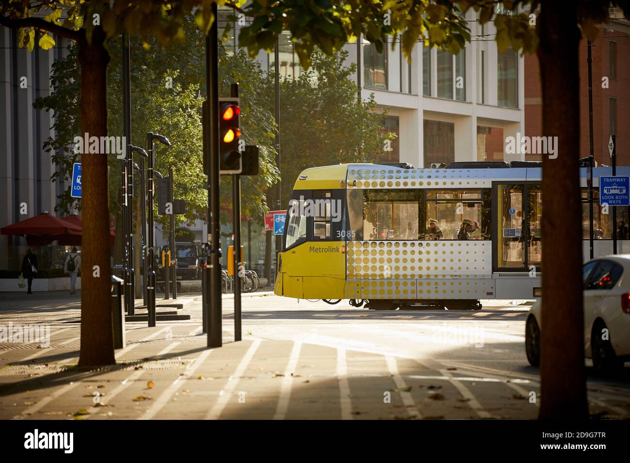 Tramway Manchester St Peters Square Metrolink en automne à faible luminosité Banque D'Images