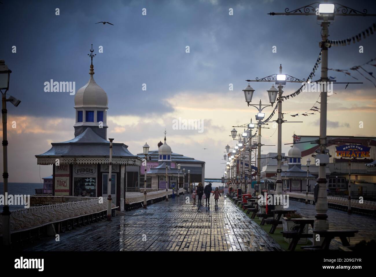 Blackpool North Pier lors d'une soirée d'automne humide Banque D'Images