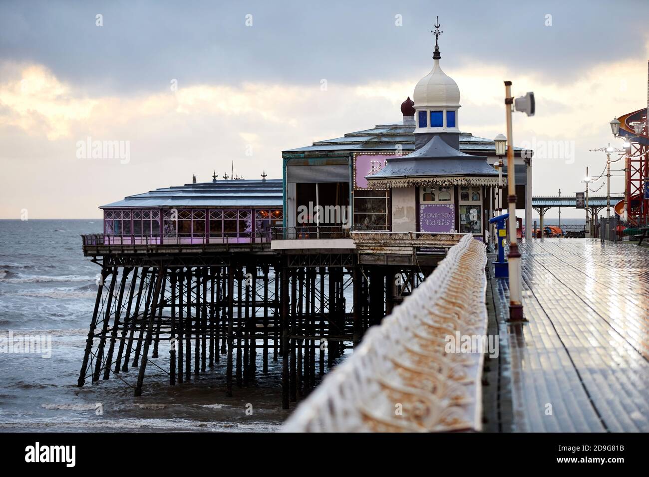Blackpool North Pier lors d'une soirée d'automne humide Banque D'Images