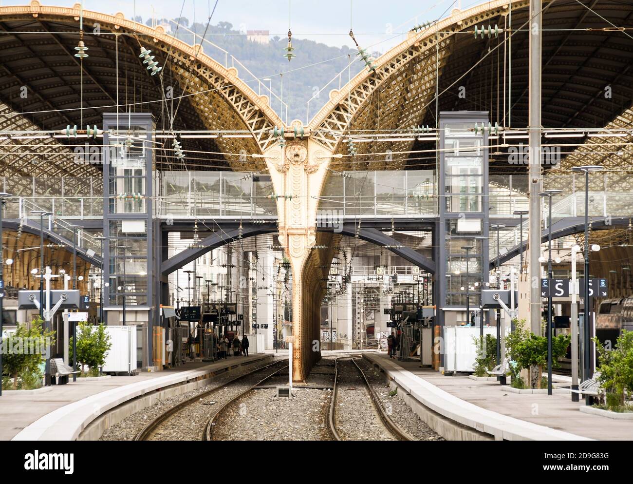 Nice, France - janvier 2018 : vue grand angle de la gare de Nice. Les canopies arcades couvrent la partie centrale des plates-formes Banque D'Images