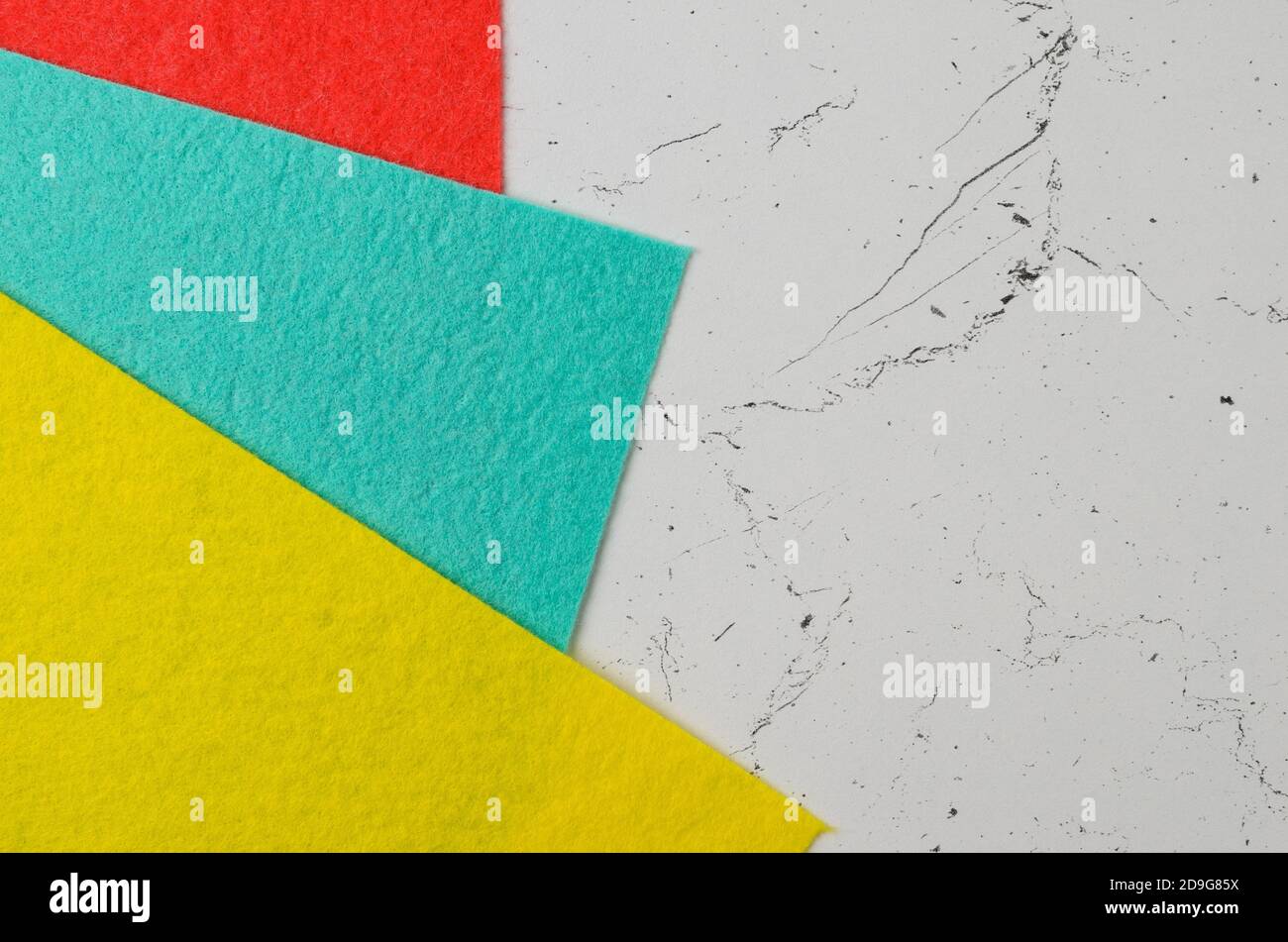 Faux-ap de serviettes colorées sur la surface texturée de la table. Banque D'Images