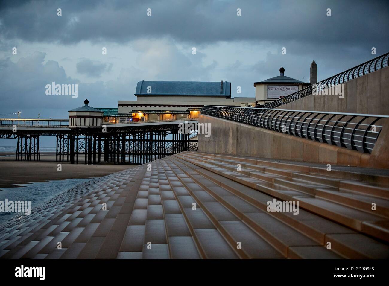 Blackpool North Pier lors d'une soirée d'automne humide Banque D'Images