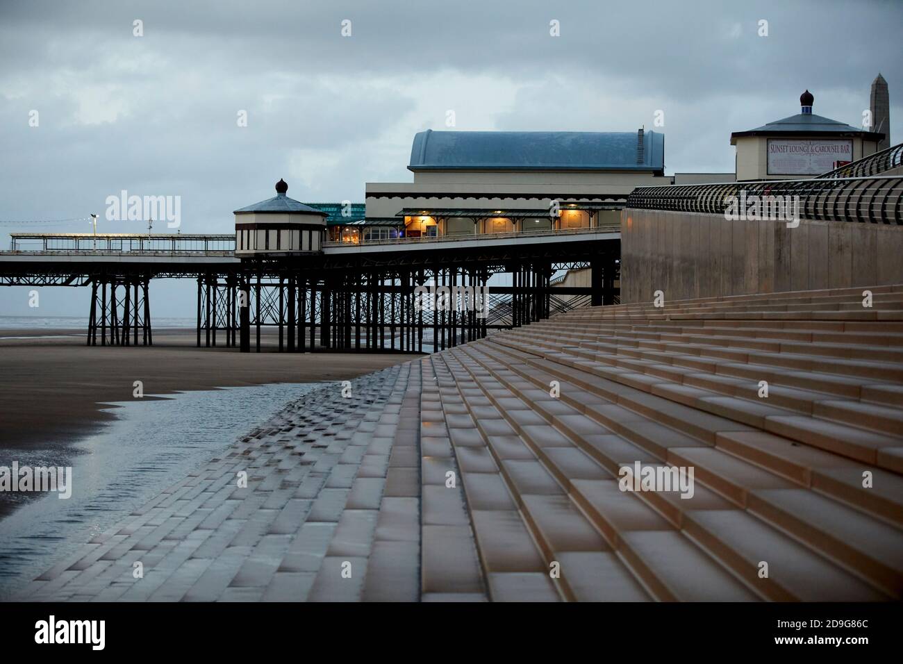 Blackpool North Pier lors d'une soirée d'automne humide Banque D'Images