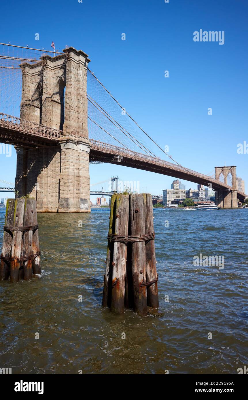 Pont de Brooklyn et East River sur une journée ensoleillée, New York City, USA. Banque D'Images