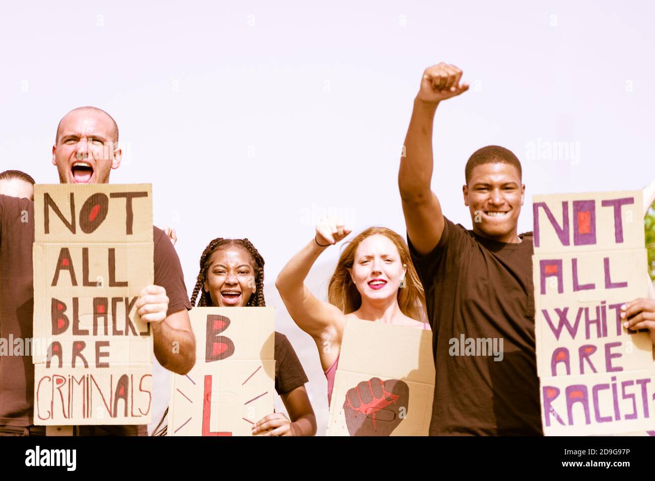 Des jeunes de différentes cultures et races protestent dans la rue pour l'égalité des droits. Des amis de différentes cultures et de la course protestent dans la rue pour le justiti Banque D'Images