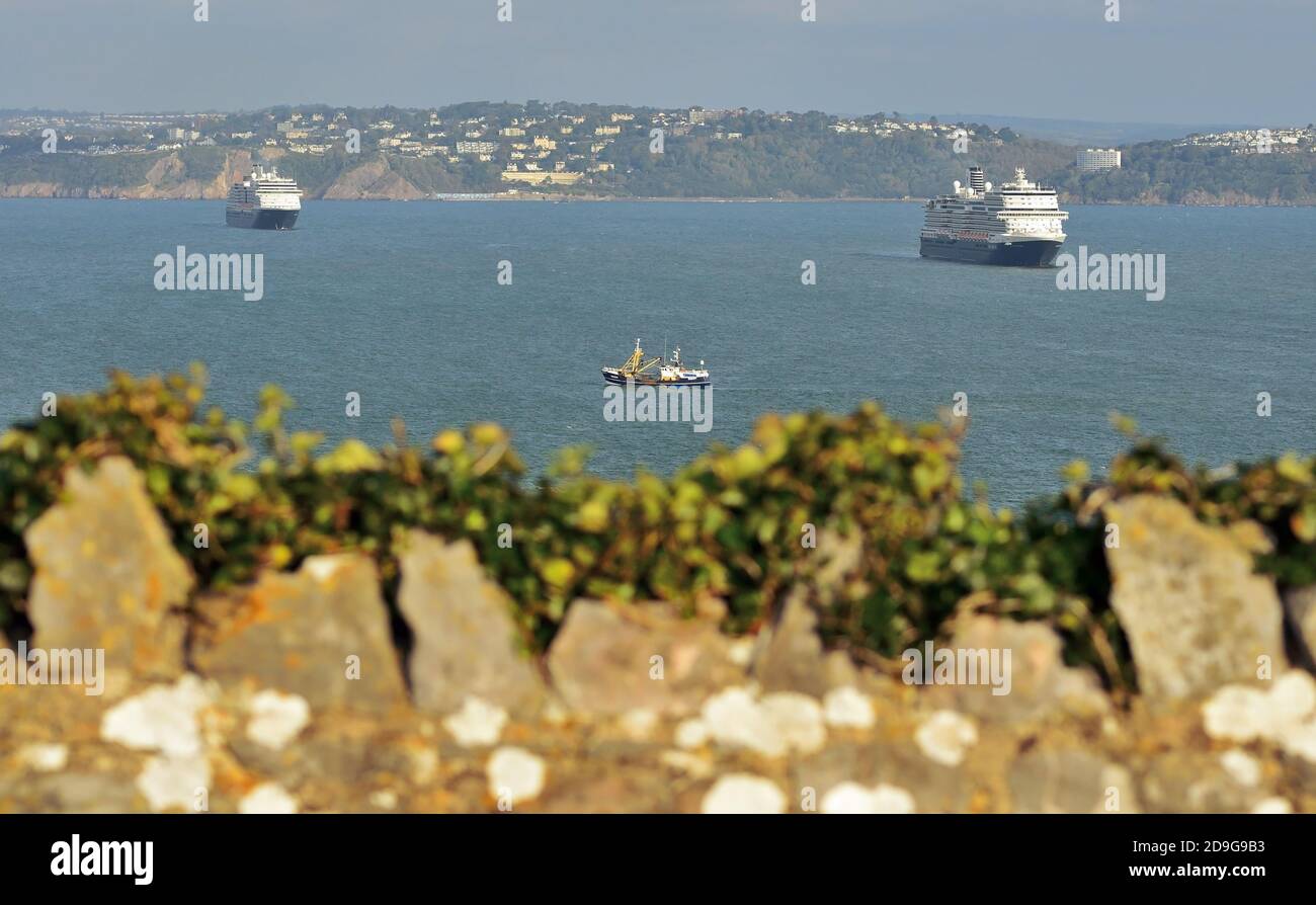 Deux navires de croisière Holland America Line sont ancrés dans Tor Bay pendant la pandémie du coronavirus, en regardant vers Torquay depuis Berry Head. Banque D'Images