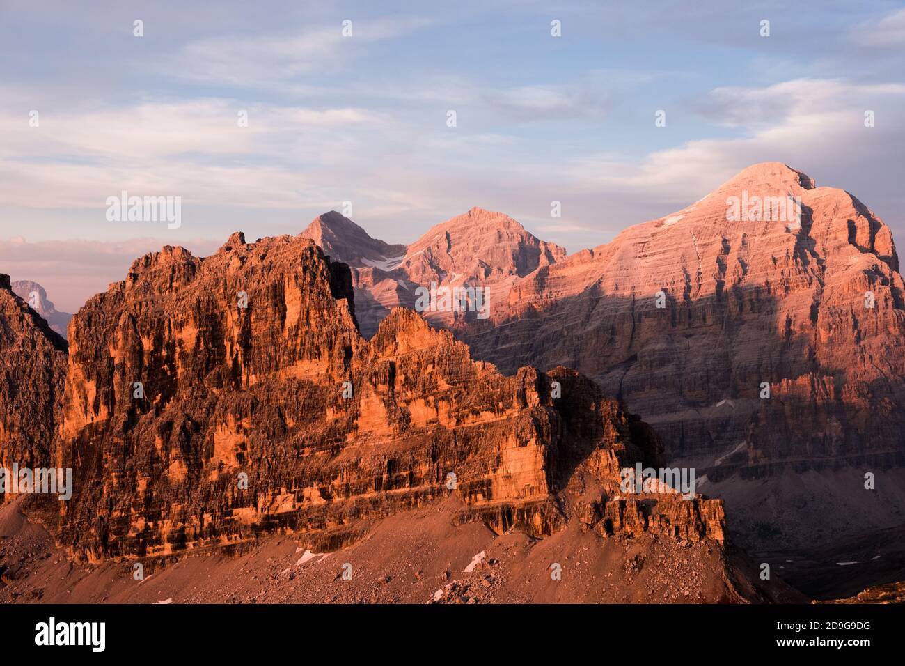 Après un orage, les pics s'allument au coucher du soleil à Rifugio Lagazuoi Banque D'Images