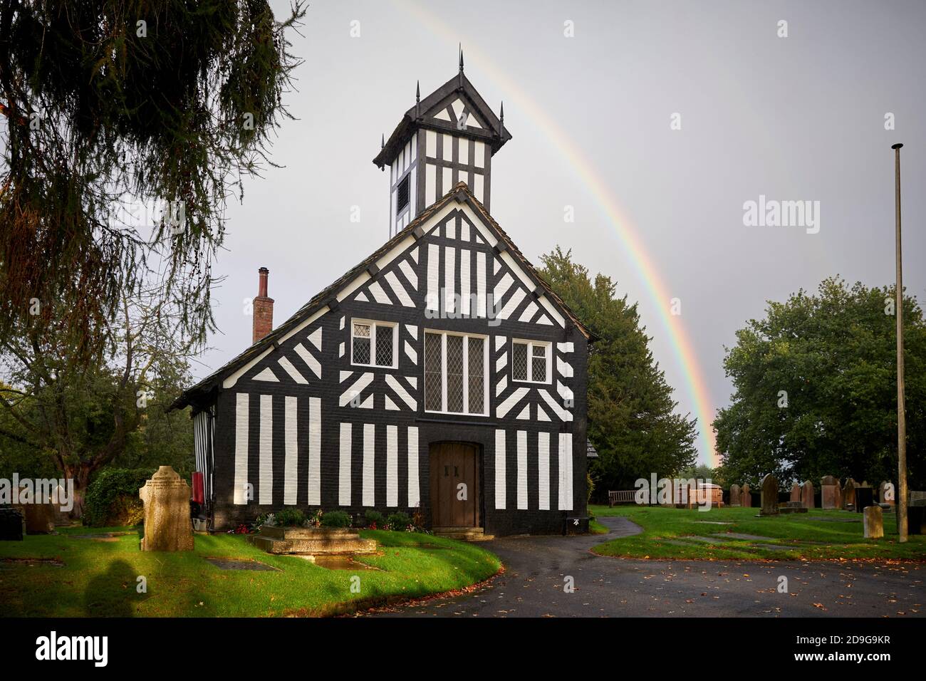 L'église Rainbow Over All Saints se trouve dans le village de Siddington, Cheshire, Angleterre. Banque D'Images