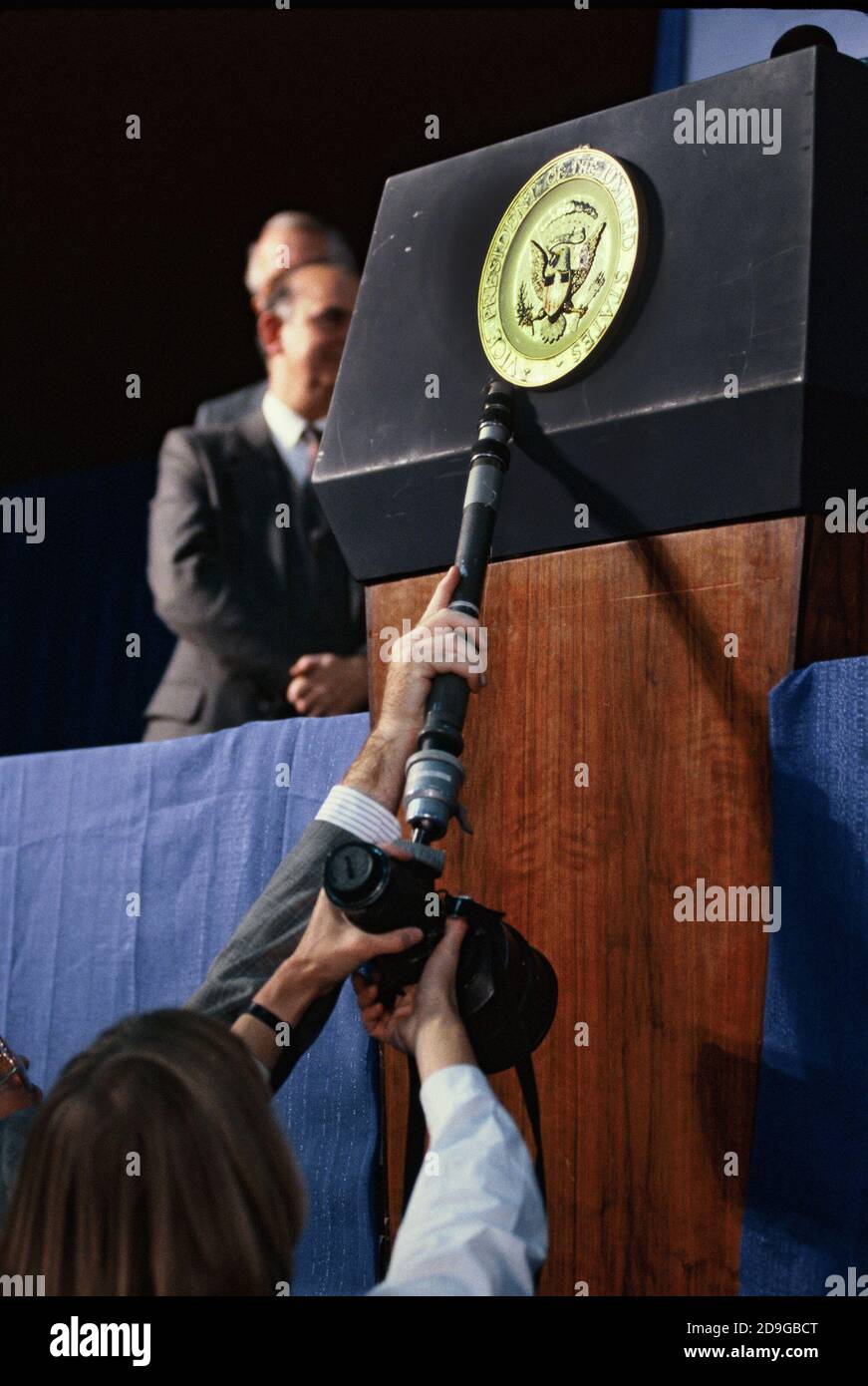 Deux personnes de Bush 41 Advance utilisent un objectif ET un monopied DE 300MM f 2.8 de photographes (probablement le mien) pour redresser le sceau du vice-président Presidetntial sur le podium avant que le vice-président George W. Bush ne parle en novembre 1988. Photo de Dennis Brack bb73 Banque D'Images