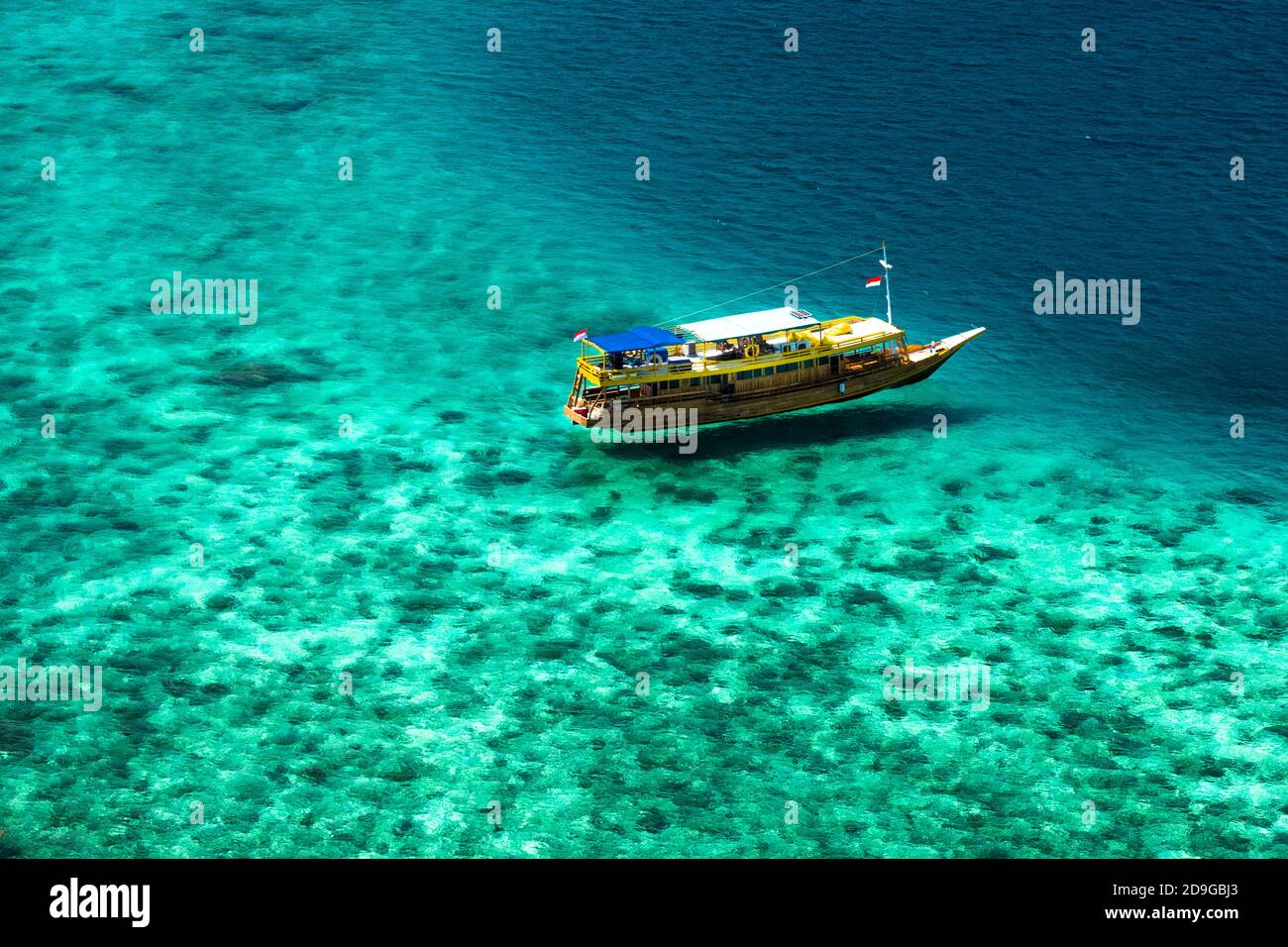 Un bateau en bois qui s'ancre à Komodo, l'eau est claire comme du cristal et les coraux sont jusqu'à ce qu'ils soient intacts Banque D'Images