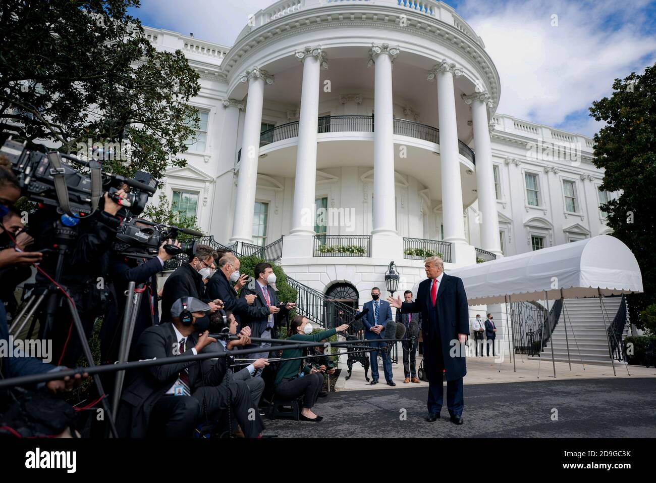 WASHINGTON DC, États-Unis - 30 octobre 2020 - le président américain Donald J. Trump donne une première touche à la presse le vendredi 30 octobre 2020, avant d'embarquer à bord de Marine One Banque D'Images