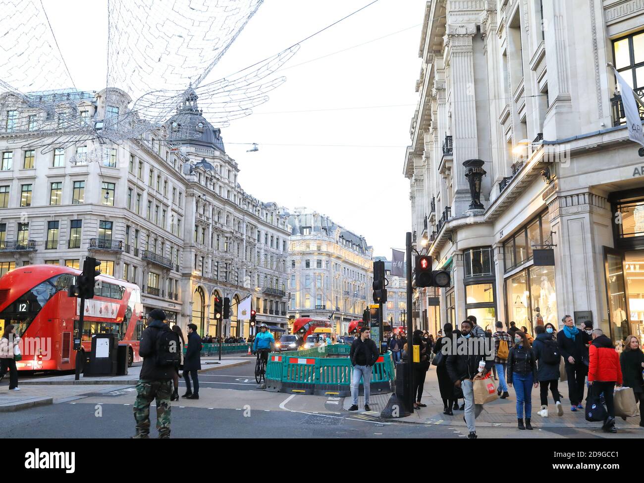 Regents Street est très animé la veille de la fermeture des magasins pour le deuxième confinement national de Covid-19, dans le centre de Londres, au Royaume-Uni Banque D'Images