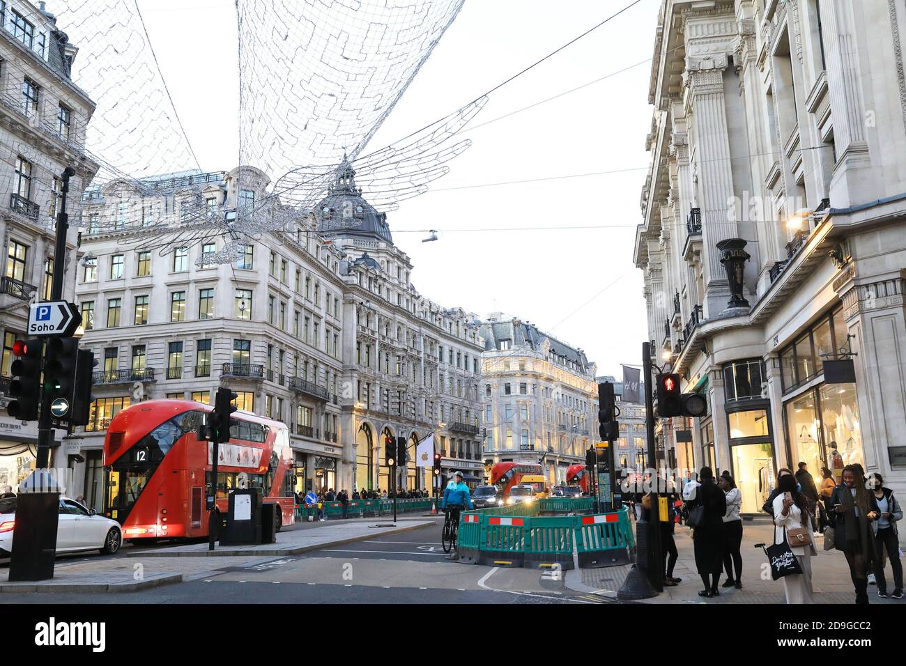 Regents Street est très animé la veille de la fermeture des magasins pour le deuxième confinement national de Covid-19, dans le centre de Londres, au Royaume-Uni Banque D'Images