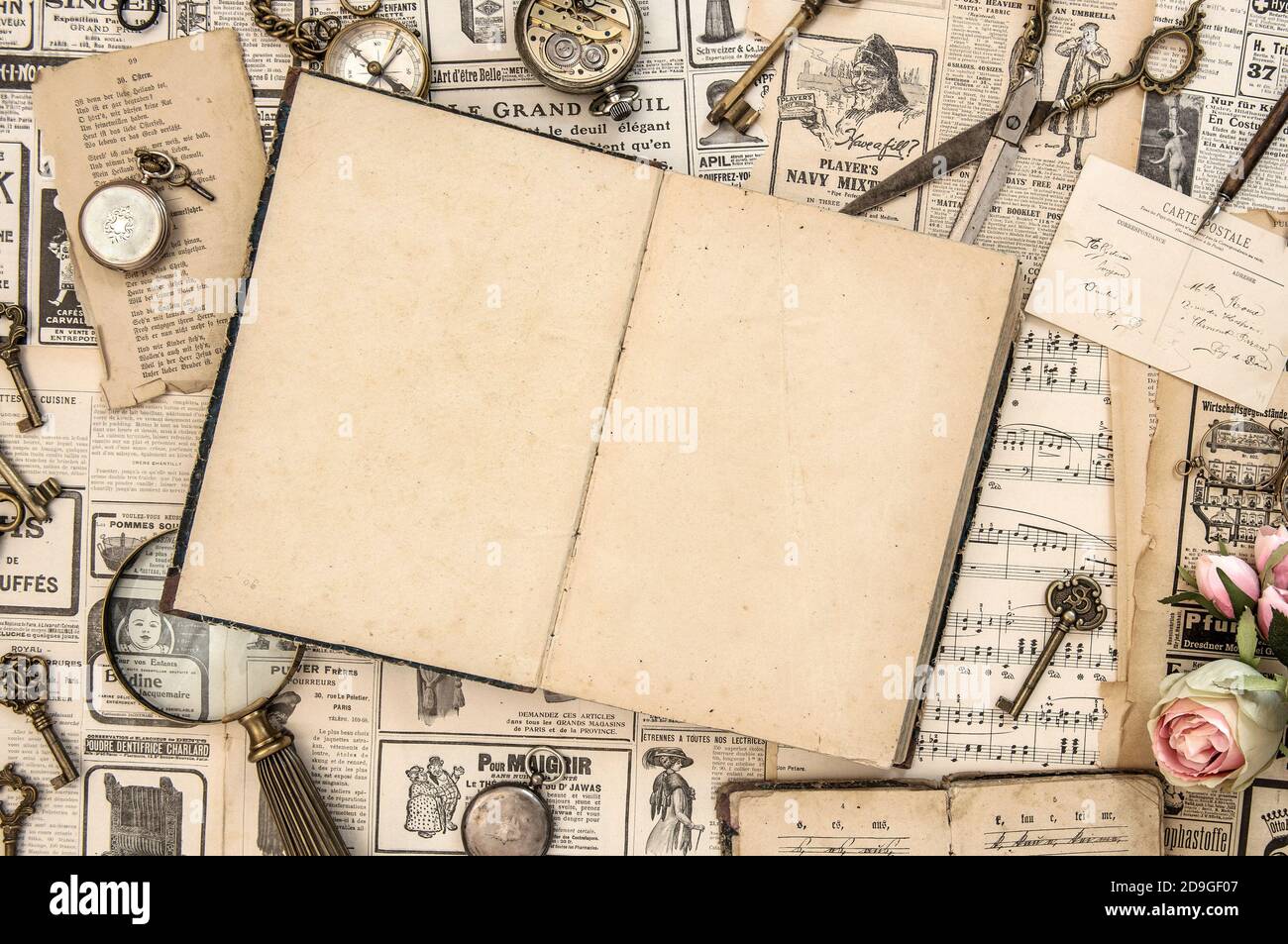Livre ouvert et produits d'époque. Fond de maquette papier Banque D'Images