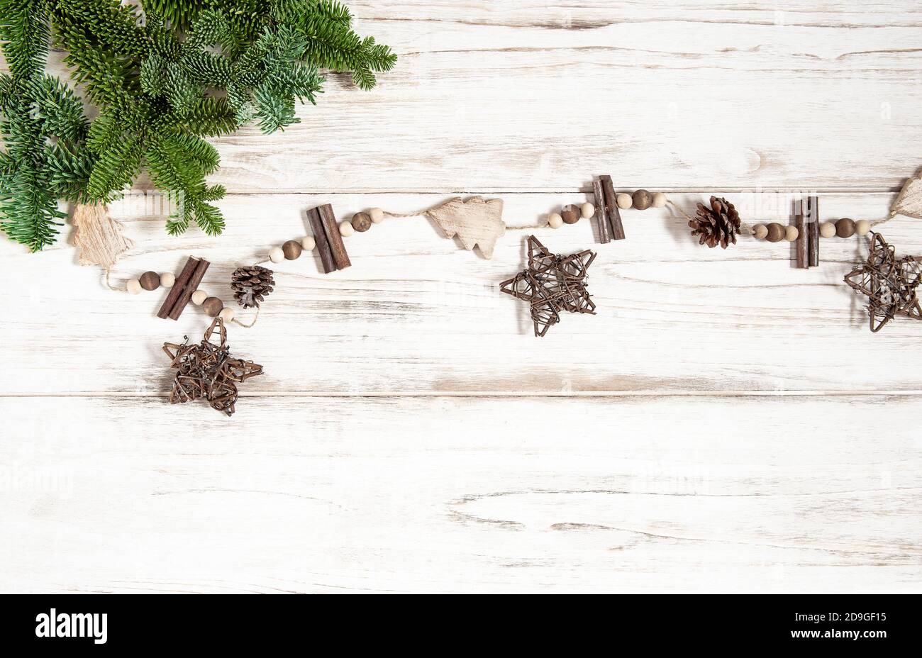 Décorations de Noël en bois avec branches en pin Banque D'Images