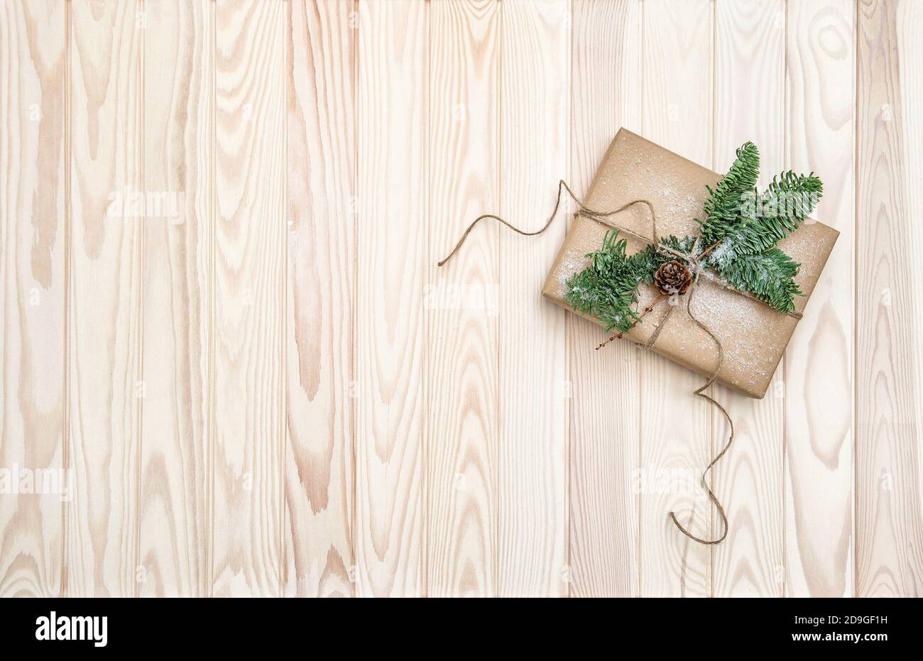Décoration de Noël avec cadeau et branches en pin Banque D'Images