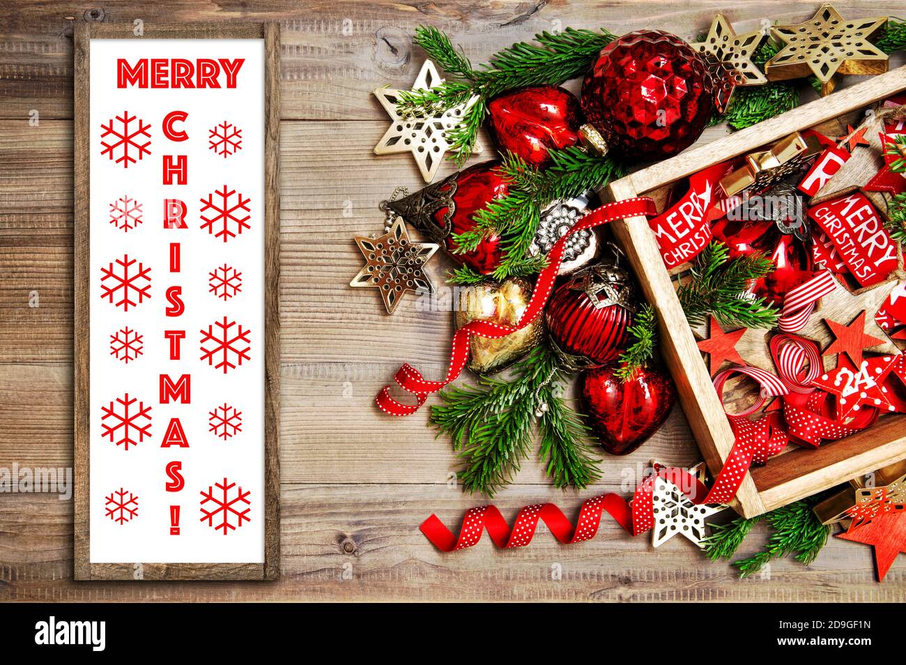 Affiche en bois Merry Christmas maquette rouge décorations dorées ornements Banque D'Images