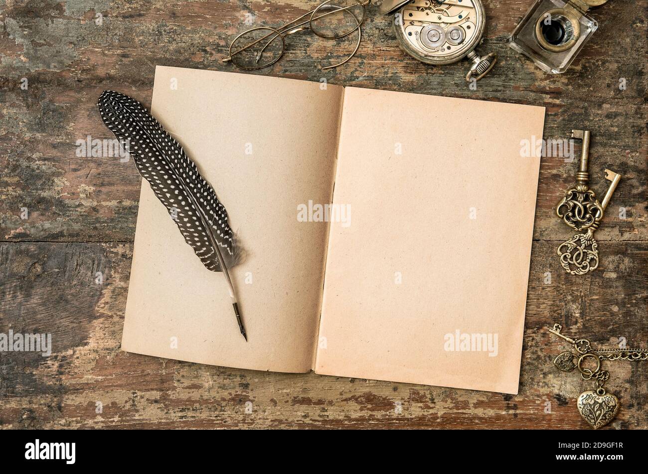 Livre de journal ouvert, plume d'époque et inkwell. Maquette de mise à plat Banque D'Images